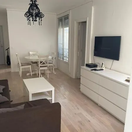 8th, Bright, Very Good Location Appartamento Parigi