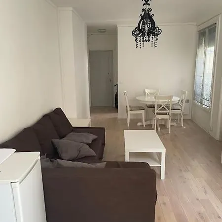 8th, Bright, Very Good Location Appartamento